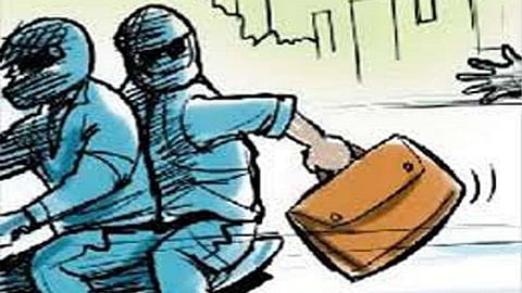 चोरट्यानी  हिसकावून नेली
