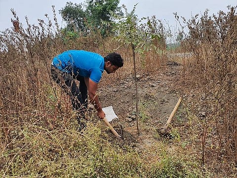 hockey player from Karmala works at Shrigonde marathi news