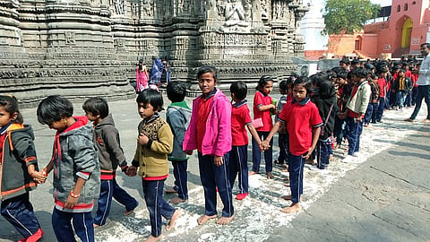 औढा नागनाथ ः नागनाथ मंदिरात कर्नाटक राज्यातील शालेय सहल दाखल झाली होती. 