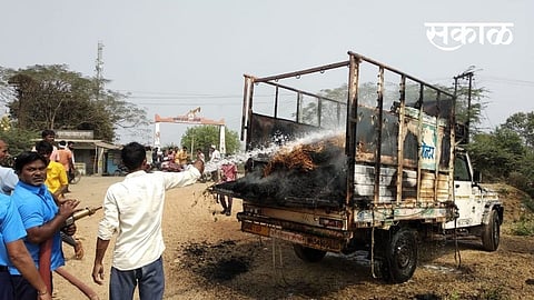 Pickup truck burned out in Rajura Chandrapur 