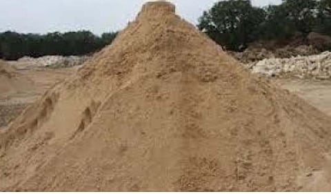 sand mafiya attack on deputy tehsildar in gondia