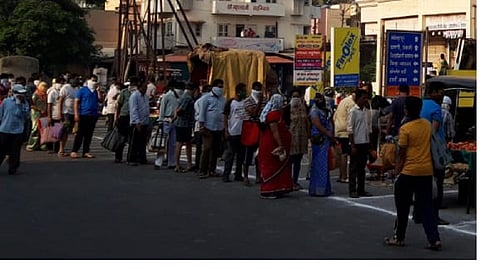 maharashtra lockdown but food market people on road in sangli marathi news