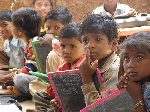 शालाबाह्य मुलांना बालरक्षकांकडून धडे 