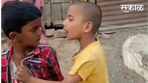 Akola Marathi News Two children gully fight video goes viral on internet