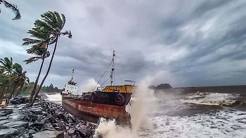 nature hurricane attack in harne bandar in ratnagir