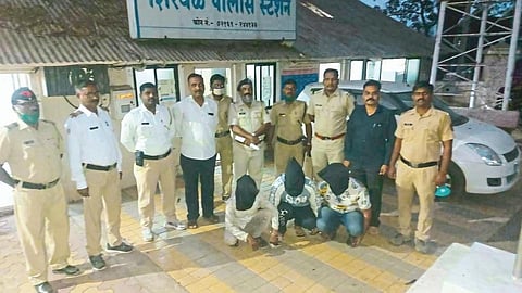 एटीएम कार्ड बदलणारी टोळी अटकेत; 65 कार्डसह तीन लाखांचा मुद्देमाल जप्त