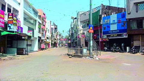 गोंदिया : शहरातील गांधी चौकातील ओसाड रस्ते.