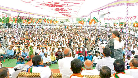 निमगाव केतकी (ता. इंदापूर) - हर्षवर्धन पाटील यांच्या प्रचारार्थ सभेत बोलताना केंद्रीय मंत्री स्मृती इराणी.