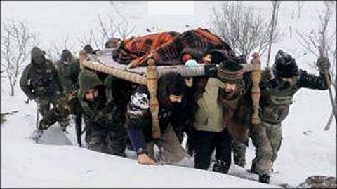 Pregnant woman stuck in snow delivers twins after Army helps her to hospital in Kashmir