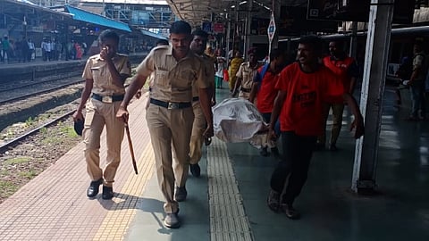 धावत्या लोकलमध्ये प्रसूती, पण स्टेशनवर ऍम्ब्युलन्ससाठी पाहिली एक तास वाट 