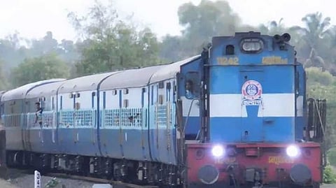 Dhule Dadar Express will be equipped with 15 coaches of Lick Half Man Bush type jalgaon news