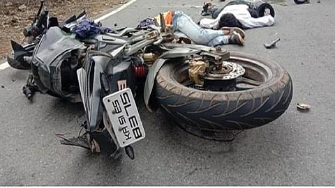 accident near dharwad in two and four wheeler two dead in accident in belgaum