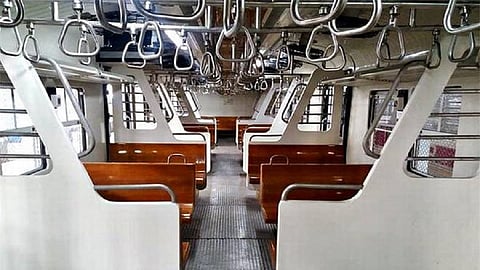 मुंबईतील नवीन 'उत्तम' लोकलबद्दल या आहेत मुंबईकरांच्या प्रतिक्रिया