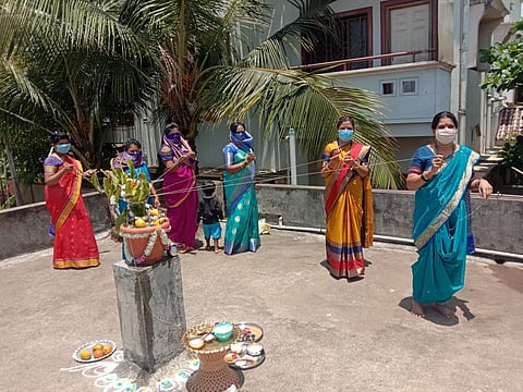Worship of Vada on vatpornima following the rules of social distance in kolhapur