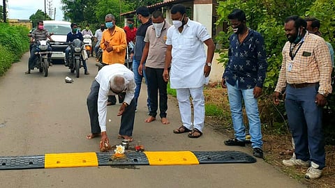 वडगाव-साखळी रस्त्यावरील अपघात रोखण्यासाठी अत्याधुनिक गतिरोधक    