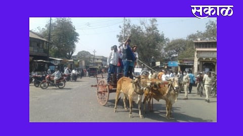 फैजपूरला बैलगाडी रस्त्यावर लावून रास्ता रोको आंदोलन 