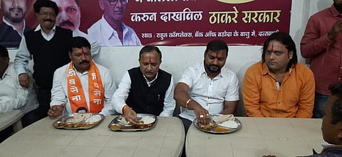  वाडी : येथील "शिवथाळी' योजनेच्या प्रारंभानंतर भोजनाचा आस्वाद घेताना खासदार कृपाल तुमाने व पदाधिकारी.
