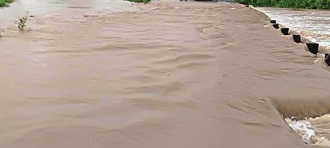 वनगाव (ता. सोयगाव) ः नदीने गाठलेली धोकादायक पाणीपातळी. 