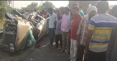 Two killed in car and container accident in Wardha district