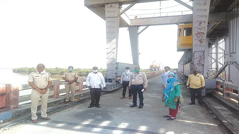 दिग्रसच्या बंधाऱ्यातून सोमवारी २५ दलघमी पाणी सोडण्यात आले. 