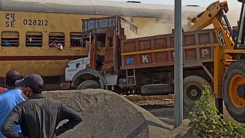 अहमदाबाद- हावडा एक्सप्रेसवर चक्क..ट्रक आदळला 