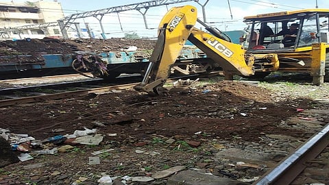 मेगाब्लॉकमध्ये मध्ये रेल्वेने पार पाडले महत्वाचे काम; हार्बर मार्ग केला स्वच्छ... 