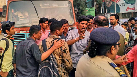 बसस्थानकावर विद्यार्थ्यांचा राडा 