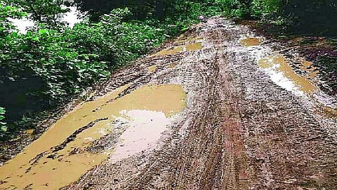 work of road stopped due to lack of labors watch video of village people 