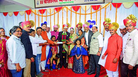 लग्न साधेपणाने करून अभियानाला पाच लाखांची मदत 