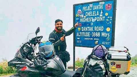 ‘वाहतुकीचे नियम पाळा’ हा संदेश देत कोल्हापूरच्या युवकाची १२ हजार किमी भ्रमंती