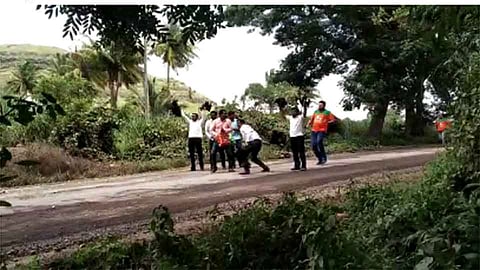 Video : मुख्यमंत्र्यांच्या ताफ्यावर सोडल्या कडकनाथ कोंबड्या 