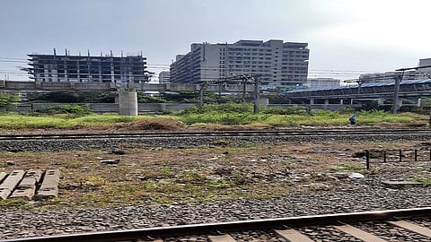 हार्बर रेल्वे मार्गावरील उन्नत मार्गावरचे काम संथगतीने; अनलॉकमध्येही कामाला गती नाही 