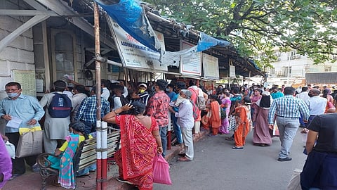मुंबई शहर जिल्हाधिकारी कार्यालयात तोबा गर्दी; सोशल डिस्टन्सिंगचा फज्जा 