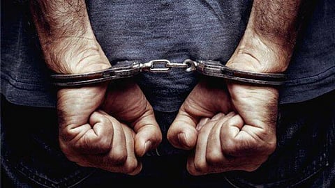 कॉल गर्ल म्हणून शौचालयात लिहिला महिला प्राध्यापकाचा फोन नंबर; आरोपींना पोलिसांकडून अटक
