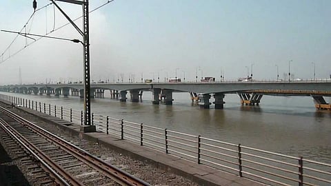 वाशी खाडी पूल कोरोनाच्या कात्रीत; सातशे कोटींचे काम हजार कोटींवर जाण्याची शक्‍यता 
