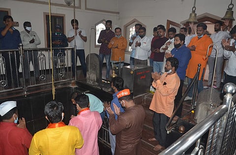 मंदिर उघडण्यासाठी मनसेचे आंदोलन; विरुपाक्ष मंदिराचे टाळे तोडून केली महाआरती