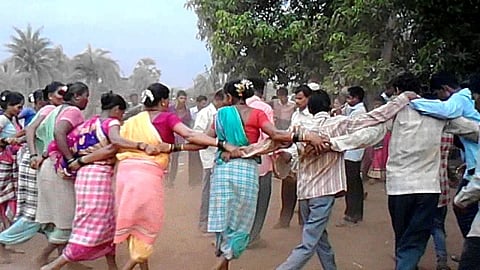 खावटी अनुदान योजनेसाठी आदिवासींची लूट; काही संघटनांकडून अर्जाच्या नावाने अवैध शुल्कवसूली 
