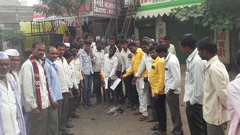 देता की जाता, धनगर समाजाचा इशारा; भाजप सेनेच्या वचननाम्याची होळी