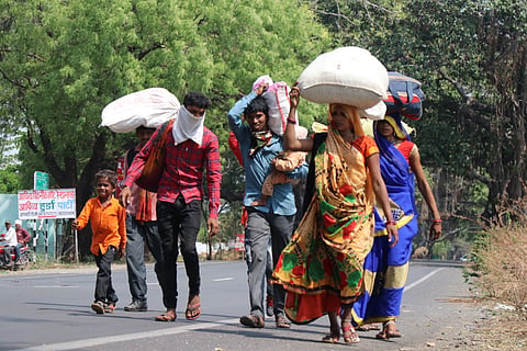  डोक्यावर ओझे, कडेवर मुलं, पोटात आग अन् पायाची चाळणी 