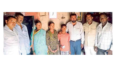 कोकरूड ः दत्तक घेतलेल्या संजना व सागर या  ढाकेवाडी (ता. पाटण) च्या मुलांसमवेत उद्योजक सुरेश रांजवन, विकास शिरसट आदी.