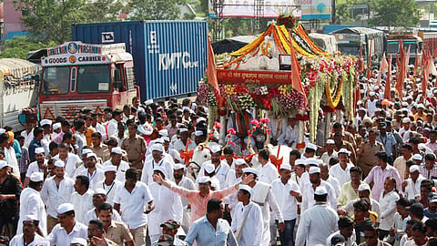 तुकाराम महाराज पालखी मार्गावर वाहतुकीचा बोजवारा