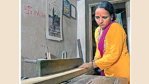 सुतार कामातून सरिताताईंनी  दिला संसाराला आकार
