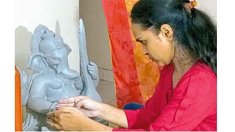रत्नागिरीतील आयटी इंजिनिअर कश्‍मिरा साकारते गणेशमूर्ती
