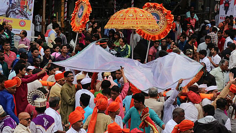 वरुणराजाच्या उपस्थितीत बाप्पा विराजमान 