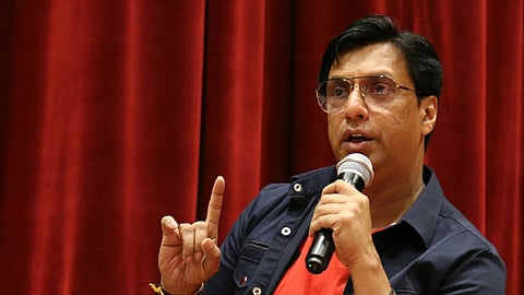 आपण ट्विट करायलाही घाबरतोय 