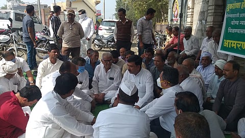 अमळनेरमध्ये प्रजासत्ताकदिनी संतप्त शेतकऱ्यांच्या उपोषणाने वेधले लक्ष  