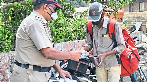 Action against those who do not wear masks; Campaign in Sawantwadi