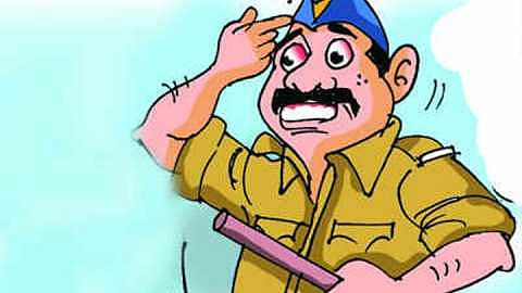 पोलिसच लागला तिच्या मागे चल फिरायला