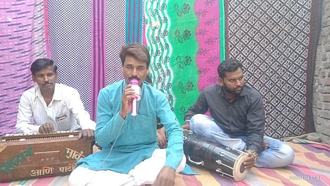 परंडा : गीतातून कोरोनाविषयी जनजागृती करताना जनसेवा कलापथक. 