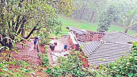 ओणी-तिसेवाडीत भूस्खलनाने घर गाडले गेले जमिनीत 